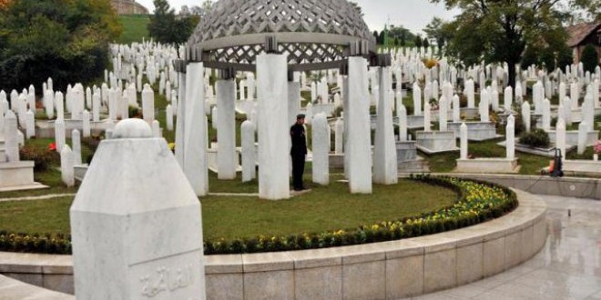 Na mezaru Alije Izetbegovića 38-godišnjak urezao riječ ‘kašikara’