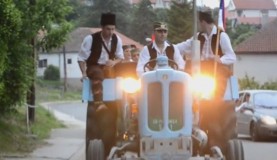 Samo u Srbiji: Na maturu došli na traktoru! (VIDEO)