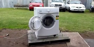 Šta se desi kad u mašinu za veš stavite komad metala (VIDEO)