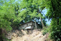 Betonska štala visi vozačima nad glavom (FOTO)