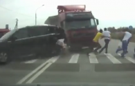 Kamion pokosio pješake na zebri, niko nije poginuo! (VIDEO)