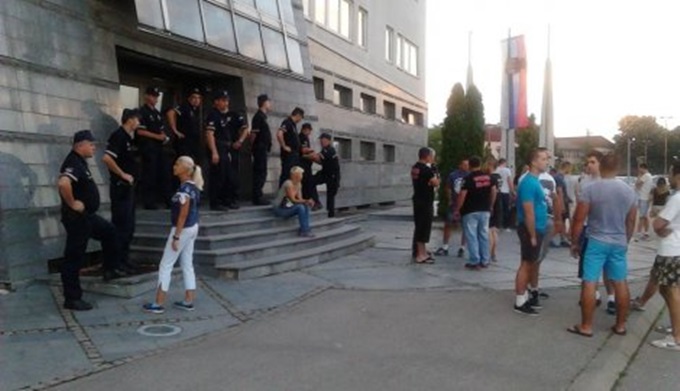 Srbija: Žene u crnom i biciklisti napadnuti u Valjevu zbog obilježavanja genocida